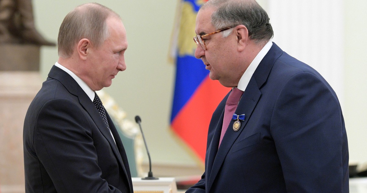Alișer Usmanov (dreapta) surprins în timp ce dă mâna cu Vladimir Putin Foto: Hepta