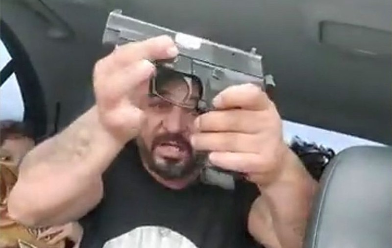 VIDEO | Interlop din Timișoara își amenință rivalii cu pistolul și cu glonțul pe țeavă: „Omor șapte-opt, ultimul mi-l trag eu în cap”