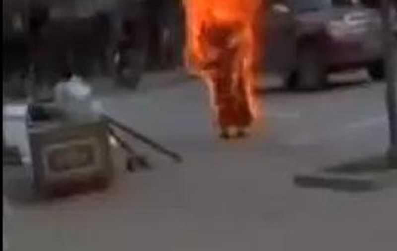 Atenție imagini șocante! O călugăriță tibetană și-a dat foc în semn de protest