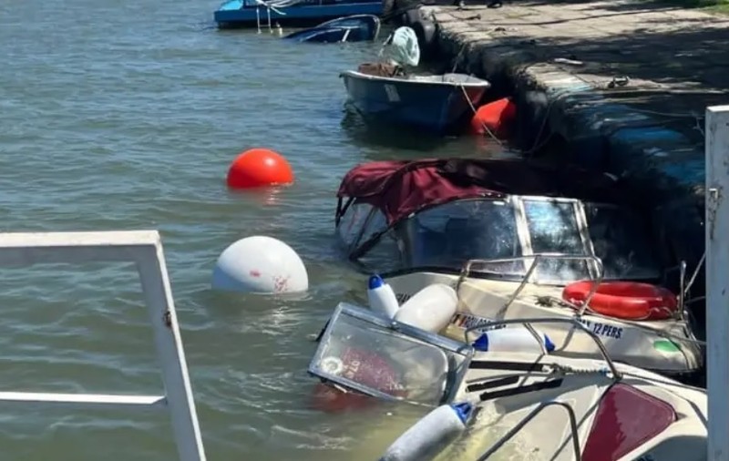 Mai multe bărci scufundate la Sulina, după ce au fost lovite de o macara plutitoare