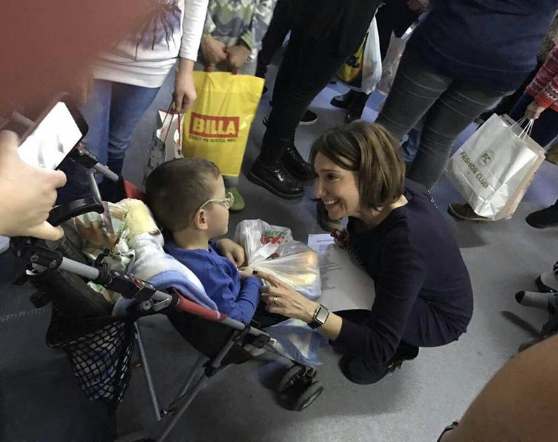 Carmen Iohannis le-a dus cadouri bolnavilor de la Spitalul de Pediatrie