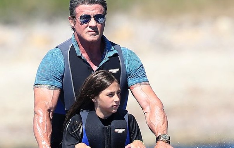 Stallone se distrează la Saint Tropez alături de soţia şi fiicele lui | FOTO