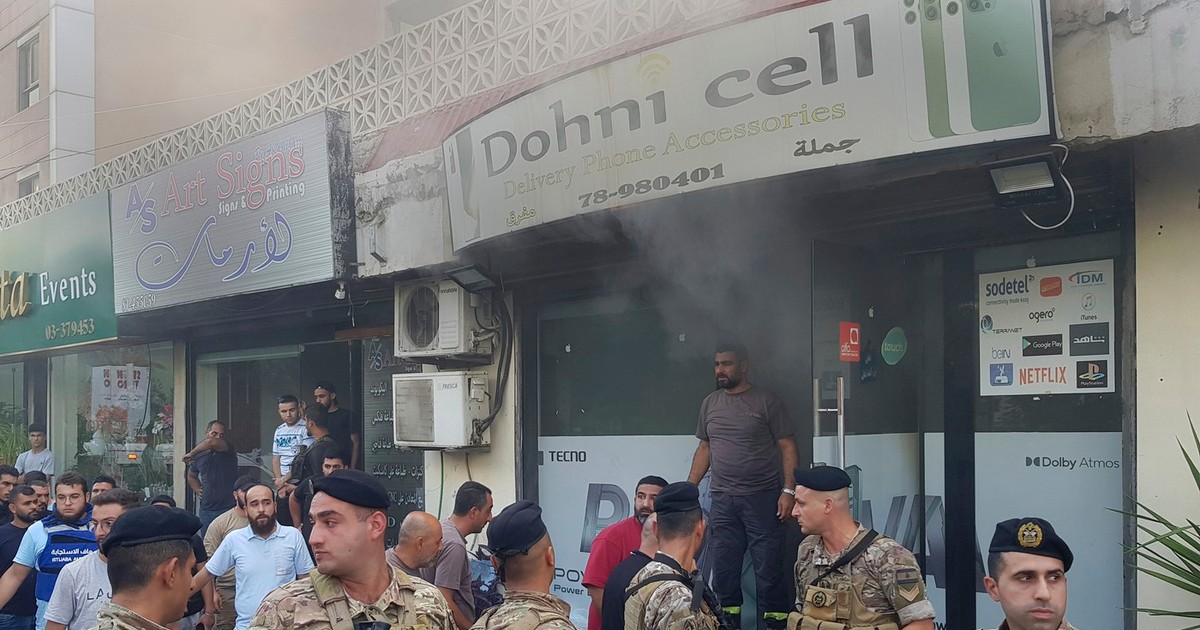 Soldați libanezi în fața unui magazin unde au explodat dispozitive walkie-talkie Foto: Profimedia