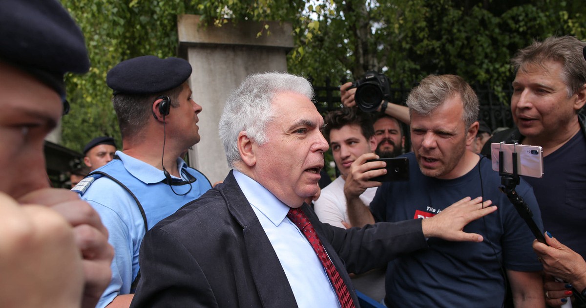 Adrian Severin, huiduit de protestatari la Instanța Supremă