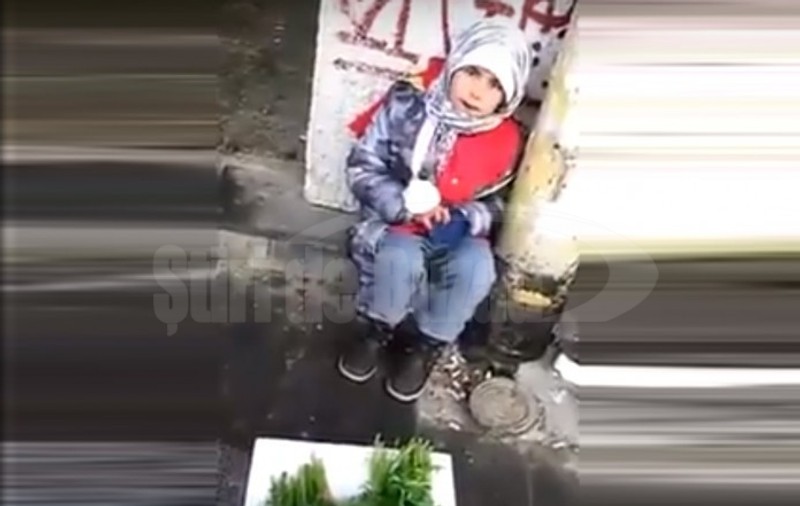 O fetiță zgribulită de frig, care vindea verdeață, i-a înduioșat pe oamenii din Buzău VIDEO