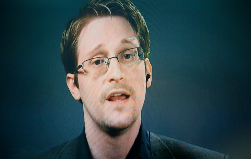 Edward Snowden: ”Facebook își câștigă banii din vâzarea de detalii intime”