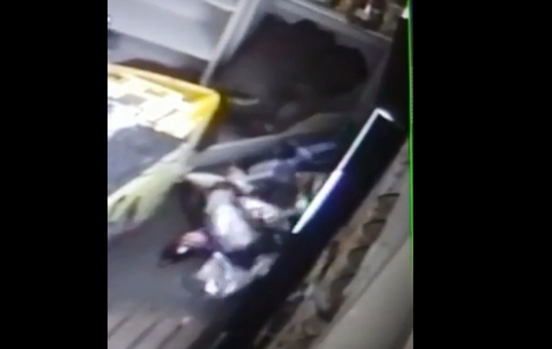 VIDEO | Un hoț a dat o spargere neobișnuită în Bistrița. Când s-au uitat pe imagini, polițiștii au pufnit în râs