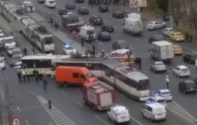 UPDATE | Accident rutier cu un autobuz și un tramvai, în București. Circulația, realuată după 3 ore