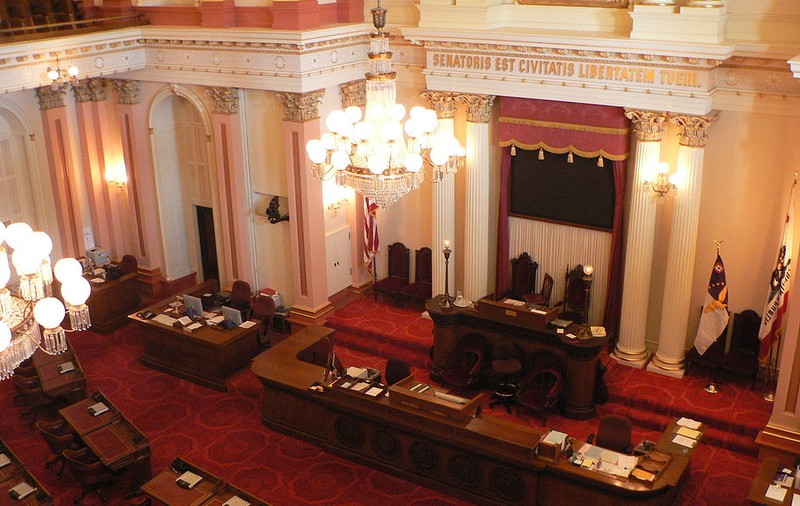 O militantă anti-vaccinare a aruncat un tampon folosit într-un grup de senatori din California