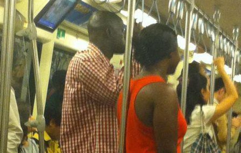 Poza zilei, pe Facebook. Cum ții bara din metrou când ai mâinile ocupate?