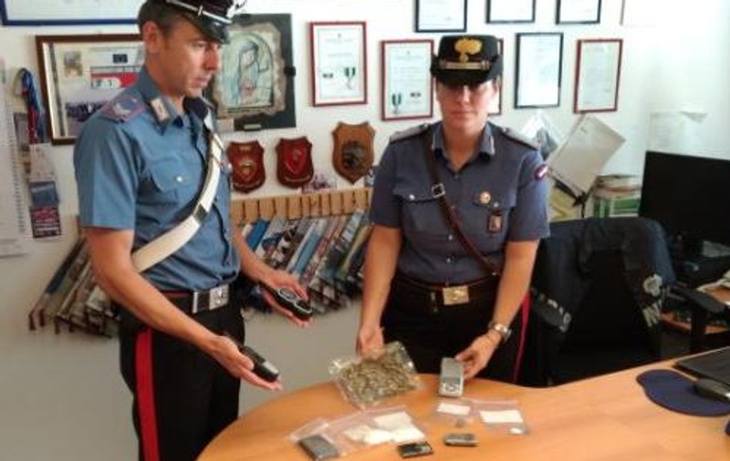 Român arestat în Italia pentru posesie de droguri. În mașina lui au găsit cocaină și hașiș, în casă - laborator