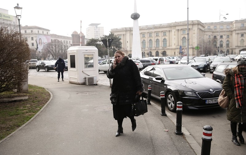 Diana Şoşoacă, un nou scandal. Senatoarea s-a certat cu jandarmii de la ministerul Muncii, după ce i s-a refuzat accesul