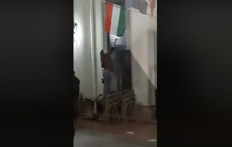 O tânără a fost filmată în timp ce încerca să dea foc steagului Ungariei, lângă un sediu UDMR