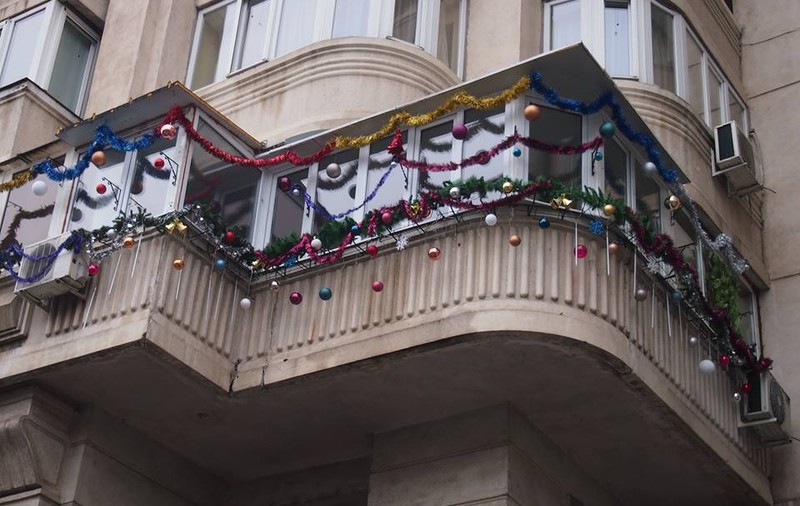 VIDEO/Cel mai frumos balcon din București, decorat de iarnă. În 2018, proprietarul promite mai multe flori