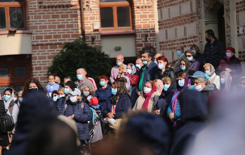 VIDEO | 30.000 de oameni au trecut pe la racla Sfântului Dimitrie. Marcel Ciolacu, chemat la slujbă de Patriarhul Daniel