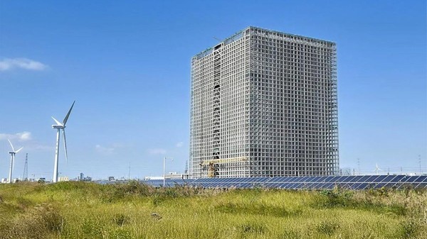 Prima baterie-turn gravitațională din lume, testată în China. Rudong stochează energie cu 315.000 tone beton. Foto: Energy Vault