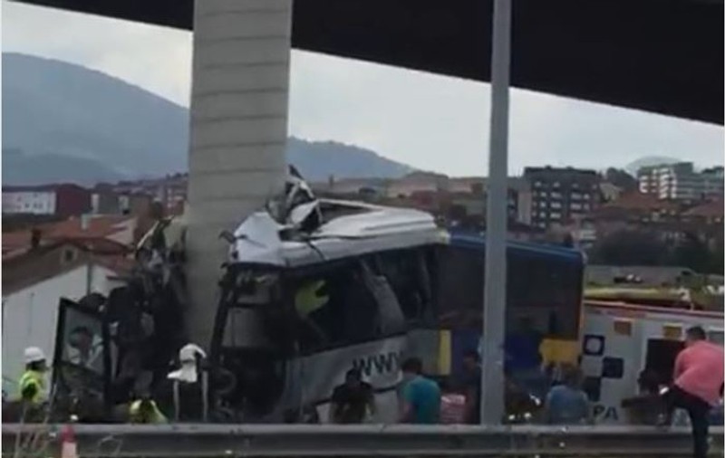 IMAGINI ȘOCANTE | Accident grav cu un autocar în Spania: Cinci persoane au murit și 16 sunt rănite. Precizări de la MAE