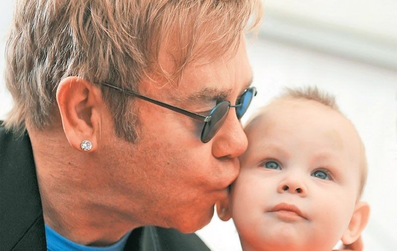 Elton John se luptă cu o mamă seropozitivă şi cu un tată criminal pentru micuţul Lev
