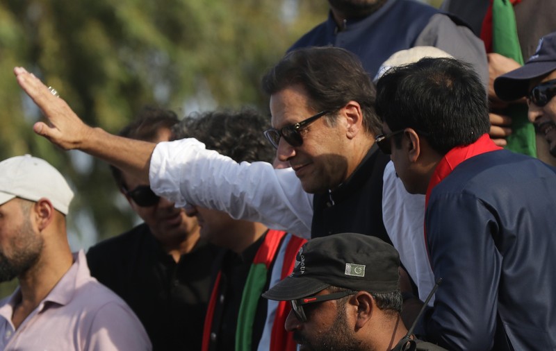 Fostul premier pakistanez Imran Khan, rănit într-o tentativă de asasinat. Coleg de partid: „Sunt mai mulți răniți”