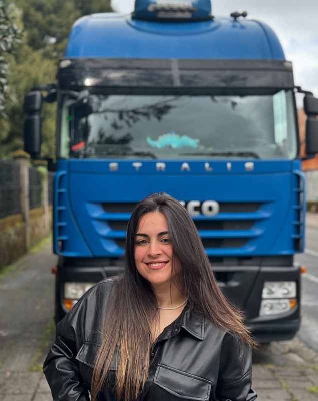 O tânără a renunțat la munca într-un depozit de fructe și s-a făcut șoferiță de TIR în Spania. Au convins-o camionagiii care descărcau mărfurile