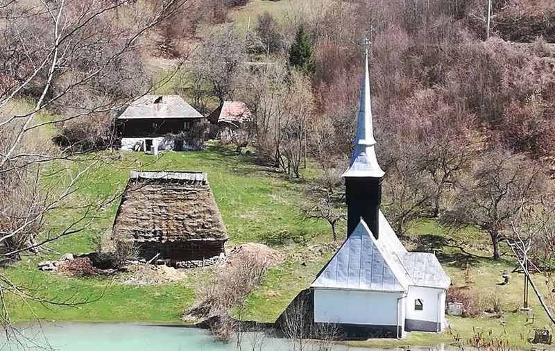 Biserica „Sfântul Mihail” din Munții Apuseni ar putea fi distrusă din cauza iazului de steril