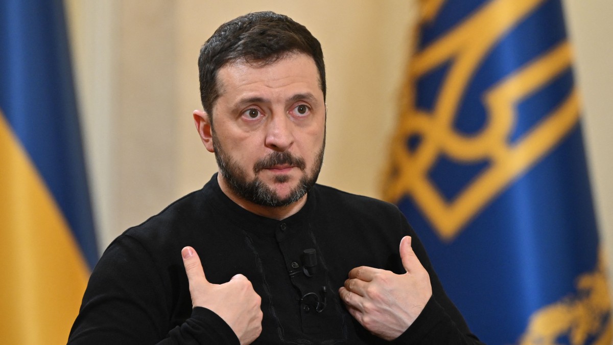 Președintele ucrainean Volodimir Zelenski, arătând cu mâinile spre el