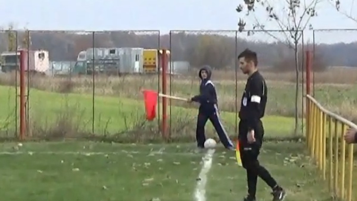Faza anului 2017 în fotbalul românesc. Un spectator a furat steagul de la colțul terenului