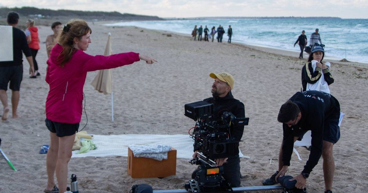 Cecilia Ștefănescu (stânga) în timpul filmărilor pentru filmul Un loc sigur, pe plajă, în Bulgaria