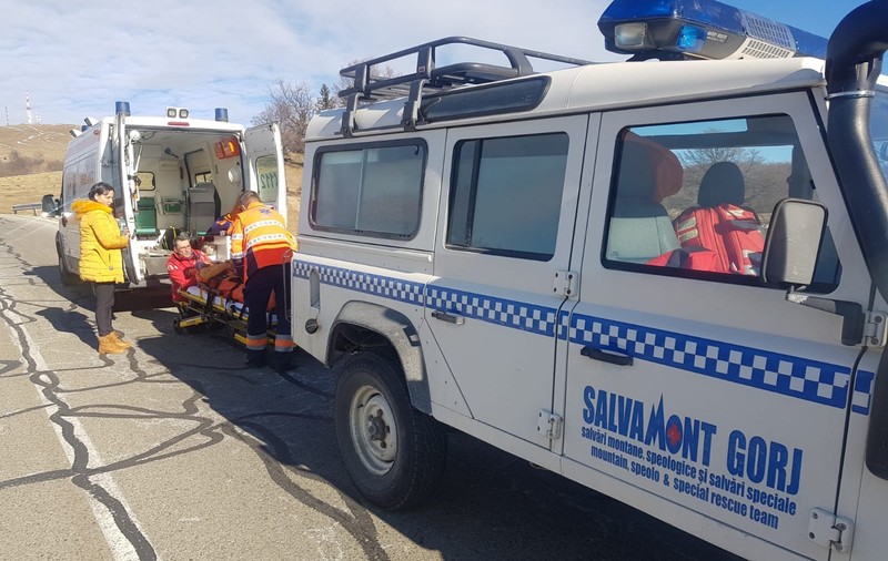 Incident neobișnuit la Rânca: o fetiță de cinci ani a căzut de pe acoperișul unei pensiuni, unde se urcase ca să se dea cu sania