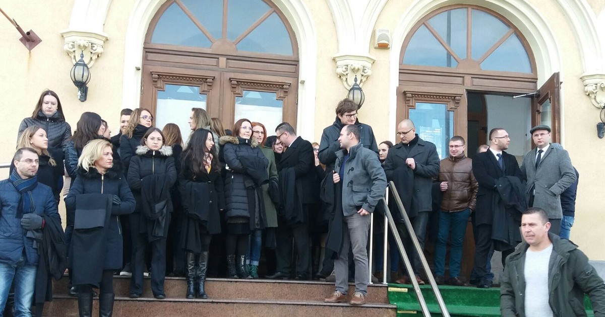 Zeci de magistrați au protestat, nemulțumiți de modificările la legile justiției