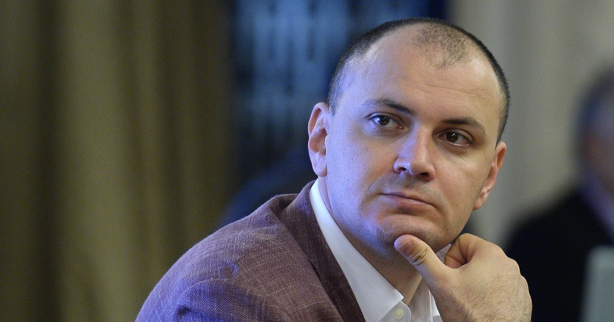 Deputatul PSD Sebastian Ghita participa la audierile reprezentantilor SRI, la Palatul Parlamentului, in Bucuresti, marti, 24 iunie 2014. Conducerea SRI este audiată de căre Comisia parlamentară de control al activitatii SRI, care doreste să afle în ce măsură presedintele Traian Băsescu a fost informat de serviciu în legătură cu implicarea fratelui său în scandalul de trafic de influenta cu membrii. OCTAV GANEA / MEDIAFAX FOTO