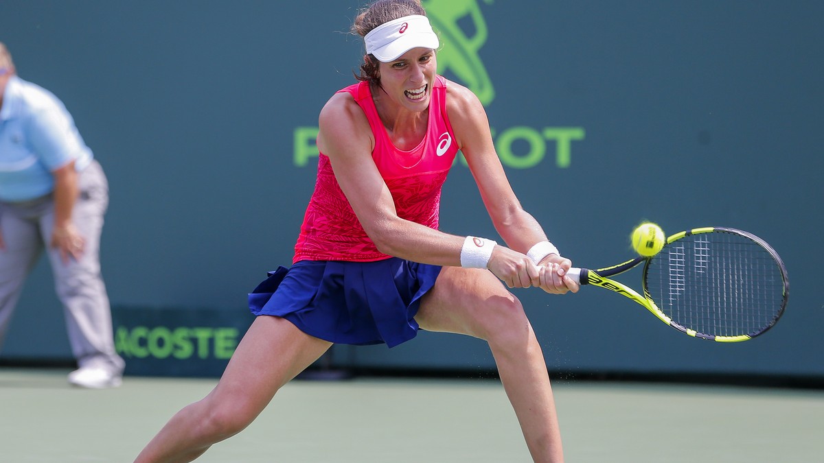 Johanna Konta trimite mingea în terenul lui Caroline Wozniacki, în timpul finalei de la Miami Open. (FOTO: EPA)