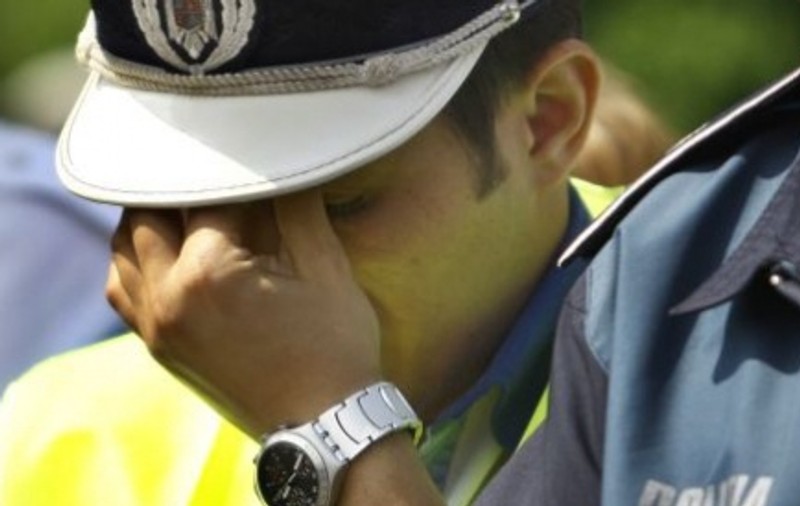 Un poliţist din Vaslui a fost lovit după ce a prins trei minori care furau lucernă de pe un câmp