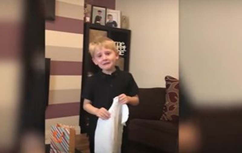 Reacția emoționantă a unui băiețel la vestea că va avea un frățior. A înduioșat o lume întreagă | VIDEO VIRAL