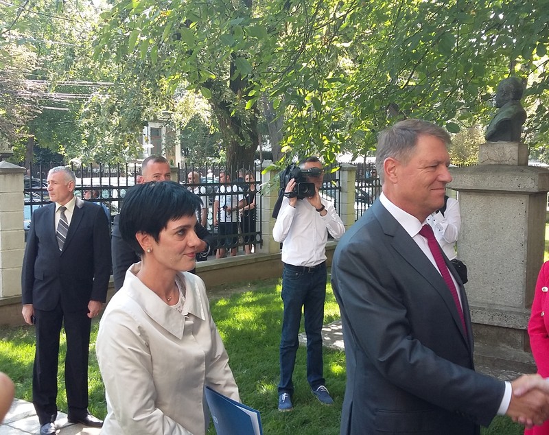 Klaus Iohannis, la Galați | I-a atacat pe plagiatorii din sistemul superior de învățământ, apoi a stat la selfie-uri cu studenții