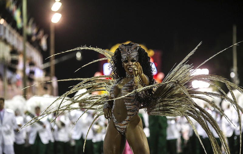 Explozie de culoare, muzică şi dans pe Sambadromul de la Rio! Parada școlilor de samba! Cine va fi câștigătoarea? Imagini spectaculoase!