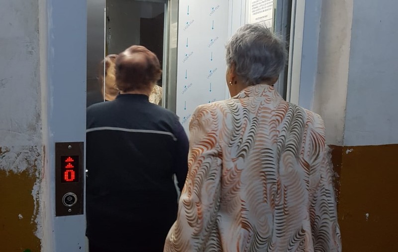 O gravidă a făcut atac de panică după ce a rămas blocată într-un lift din Vaslui, recent schimbat