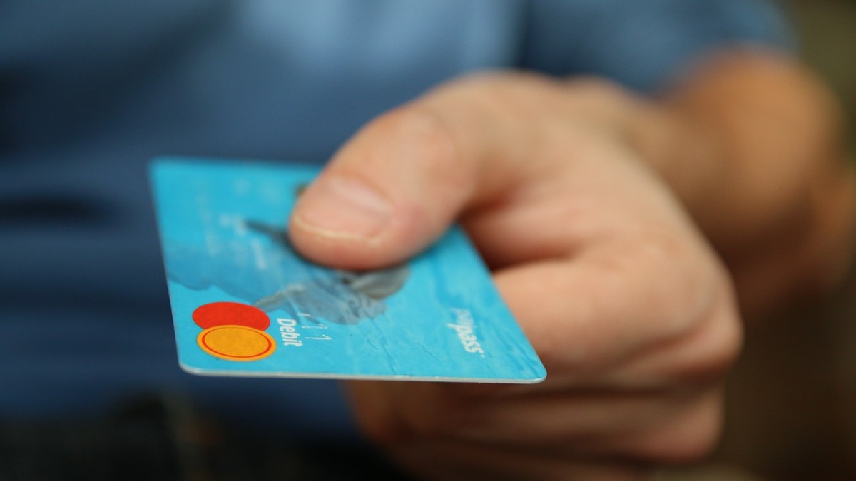Carduri gratuite pentru pensionari, emise de CEC Bank. Poștașul le aduce acasă fără costuri