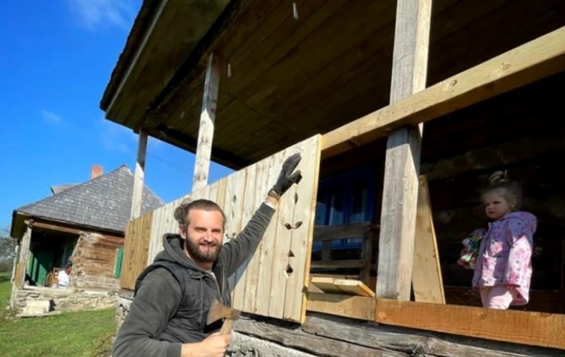 Imagini cu pensiunea neterminată din Maramureș a lui Sorin Brotnei. Are hambar și ciubăr: „Mi-am făcut raiul meu”