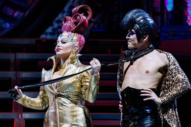 Cei doi fac parte din distribuția musicalului „We Will Rock You”