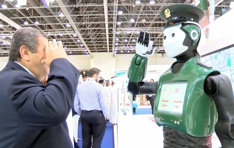 Primul robot polițist a ieșit pe străzile din Dubai. Cum au reacționat trecătorii cand l-au văzut / FOTO&VIDEO