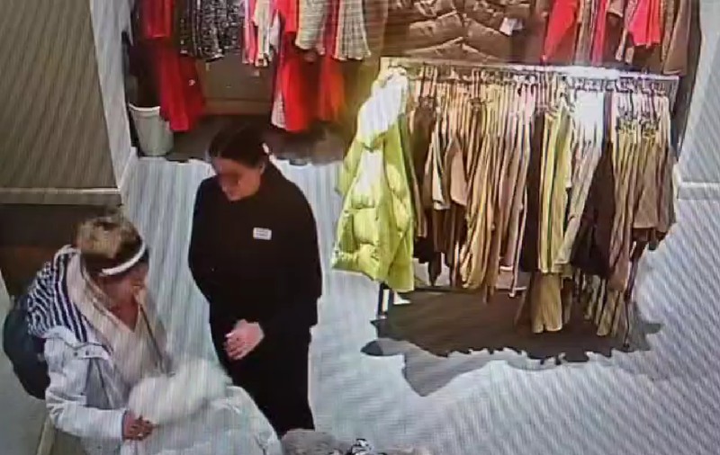 Un bărbat s-a deghizat în femeie și s-a luat la bătaie cu vânzătoarele unui magazin unde a fost prins când fura, în București