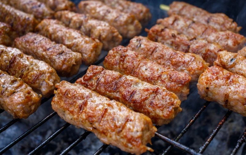 Cât costă carnea pentru grătar în Lidl, Kaufland, Auchan și Carrefour înainte de 1 Mai