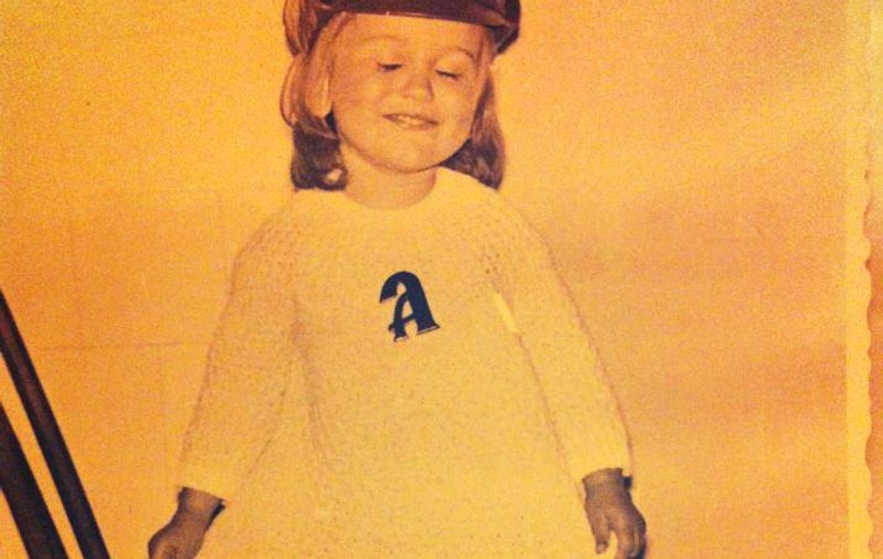 Acum 40 de ani, ERA LA FEL DE ADORABILĂ ca azi! Cine să fie MICUŢA DIN IMAGINE?