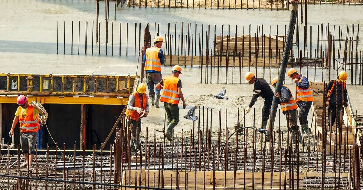 Muncitori șantier toarna beton