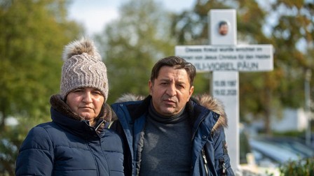 Iulia și Niculescu Păun, la monumentul dedicat fiului lor. Foto: Bild / Reinhard Roskaritz