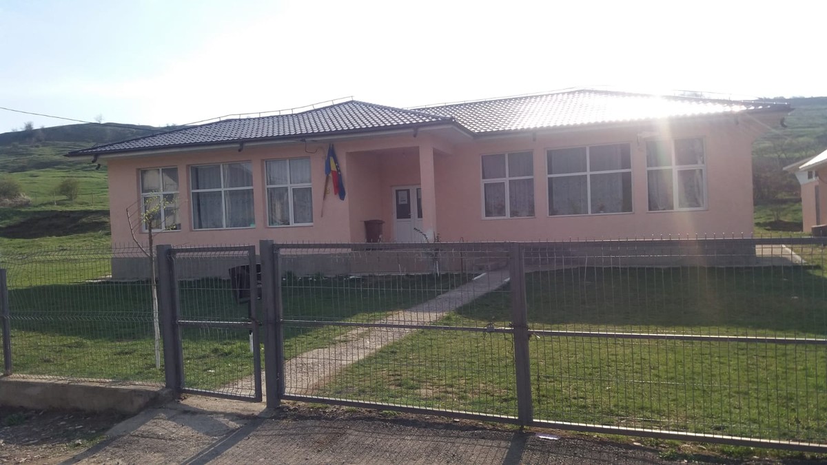 Copil de trei ani și jumătate, mort în fosa septică a școlii. Tragedia s-a întâmplat la Iași