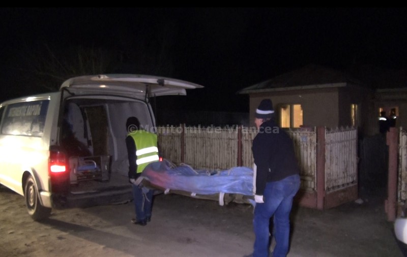 Crimă în Vrancea. Un tânăr de 19 ani, acuzat că a ucis cu toporul o rudă de-a concubinei sale