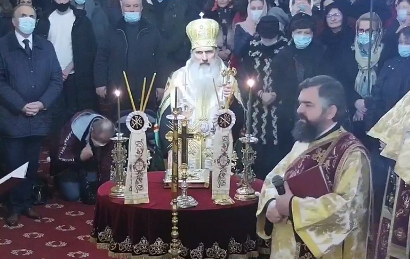 ÎPS Teodosie a ignorat iar restricţiile şi a ţinut o slujbă la miezul nopţii cu zeci de credincioşi