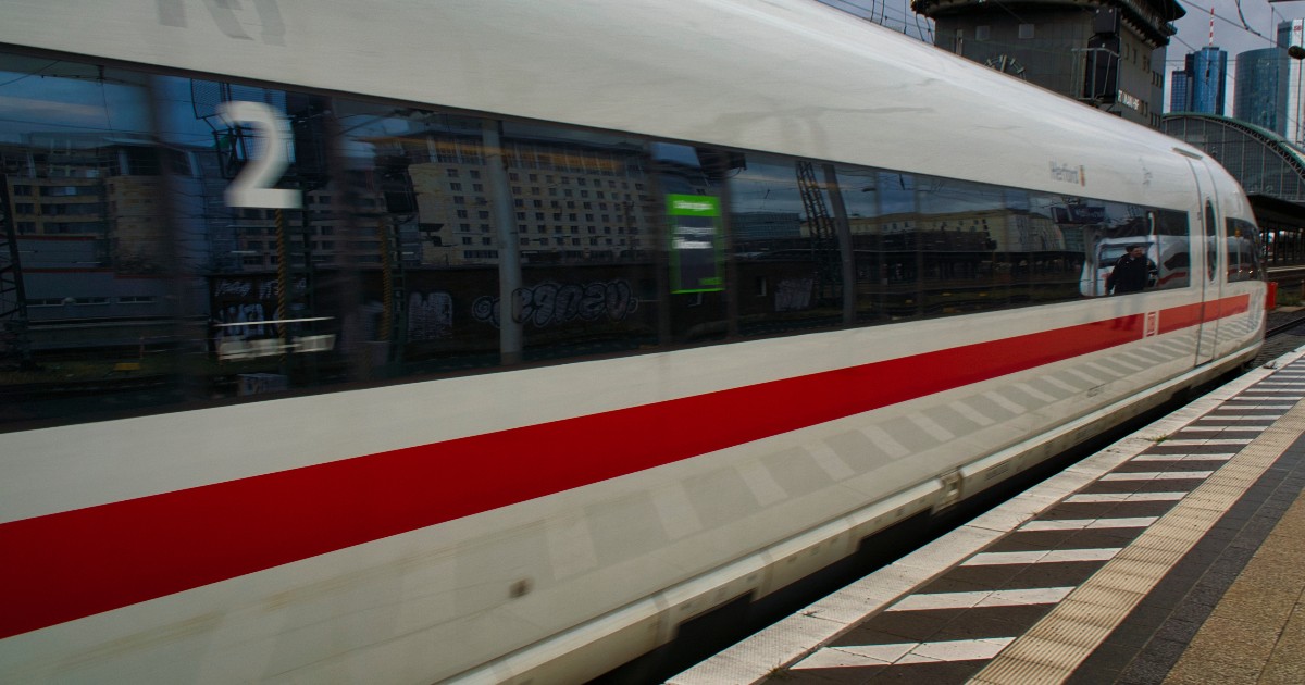 Un tren alb care se află în mișcare.